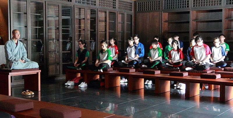 每位參與「攝影禪」的學生，均獲安排前往寺院，在法師帶領下禪修。