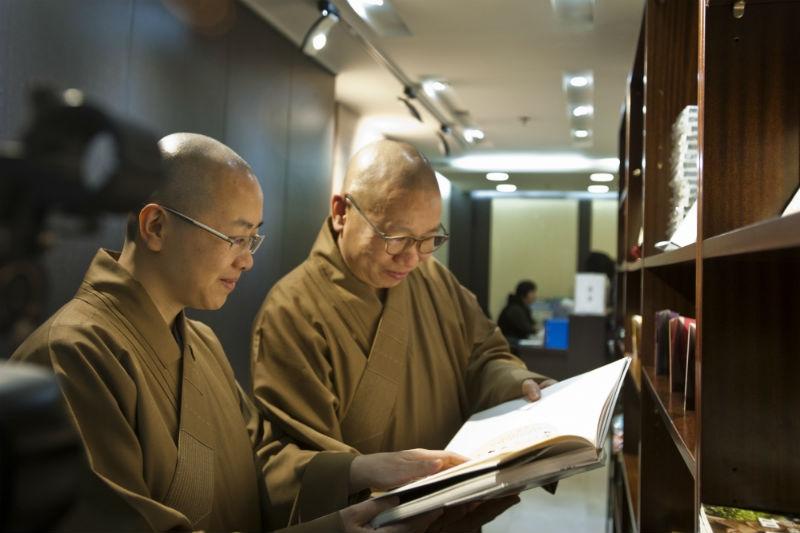 燈師和傑師在回味陽師的書畫作品,悲傷過後,日子還是要過的。