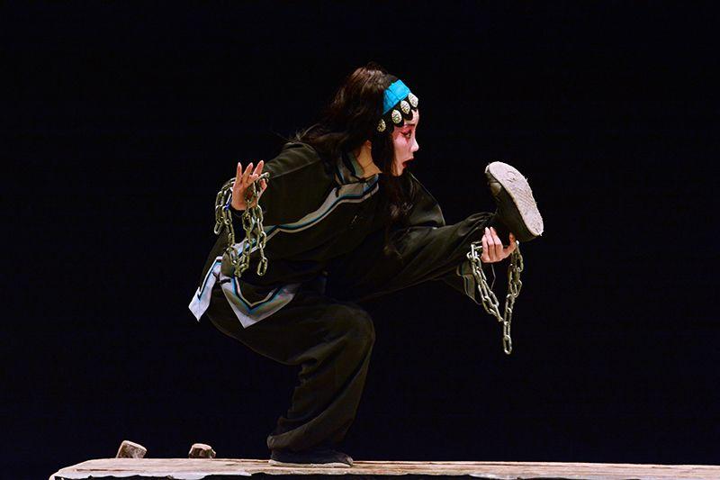 武藝超群的肖笑波,在高空表演連串高難度動作。