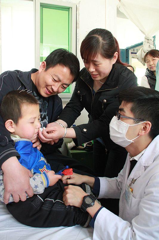 林醫師在西安建立自閉症慈善治療中心，傳授他以針灸治療自閉症病童的方法。