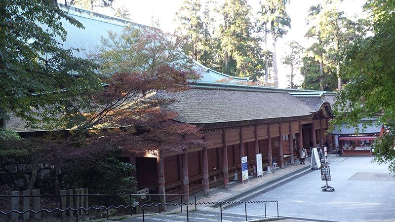 (圖3) -日本比叡山根本中堂,據說內供奉的本尊藥師佛,是由開山祖師傳教大師最澄,親手雕刻。
