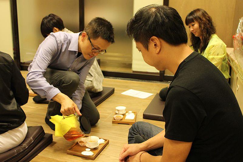 東蓮覺苑的同事細心為學員倒茶。