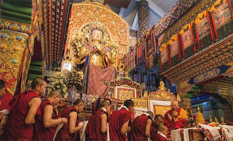 仁波切在印度智慧林為僧眾加持 （圖：香港創古密宗佛教中心）。