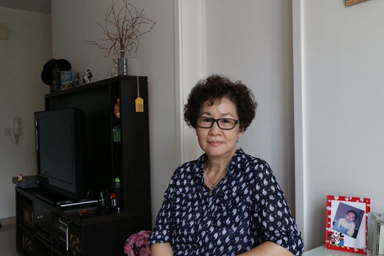 一身輕便打扮的傅太，你猜到她已七十歲嗎？