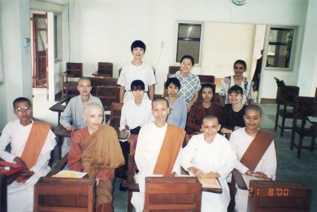 燈師父（穿格仔衣）在緬甸期間的同學