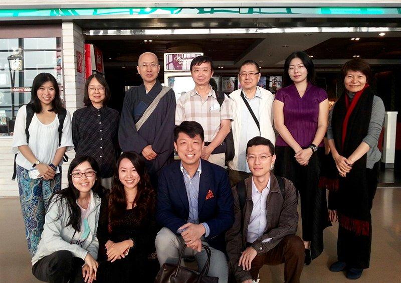 衍空法師與自來香港的整個翻譯團隊（相片提供：李韻然）