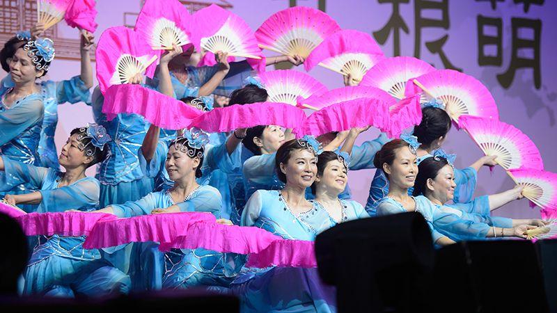 大覺福行中心義工以《茉莉花》配調起舞。