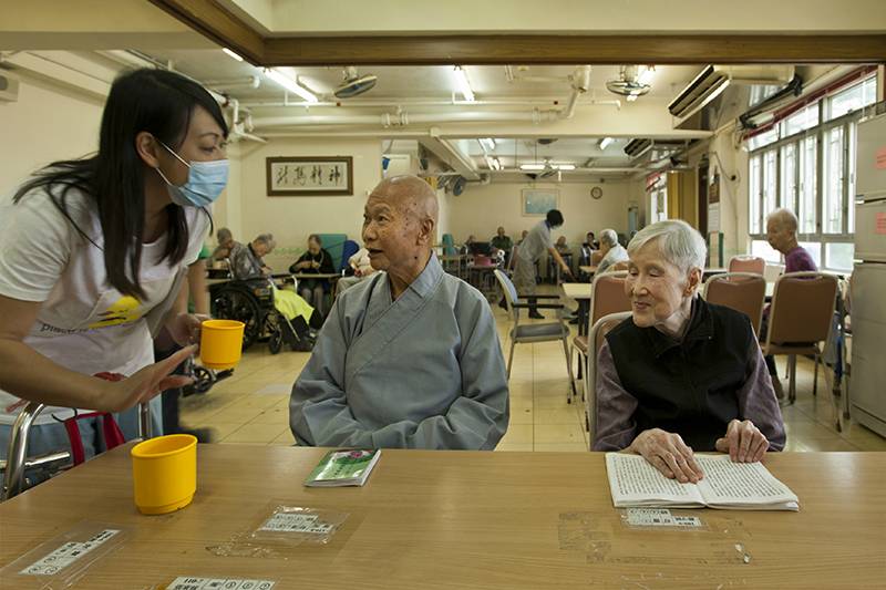誰更像大人，誰更像小孩呢？（左邊為社工莫海倫姑娘）