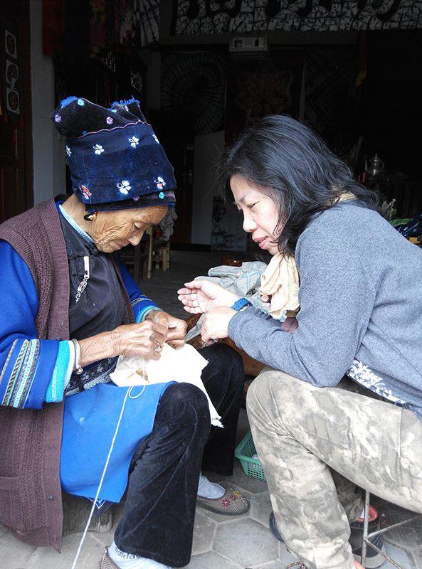 Kitty遠赴雲南學習紮染，相中老太太為陳老師的祖母