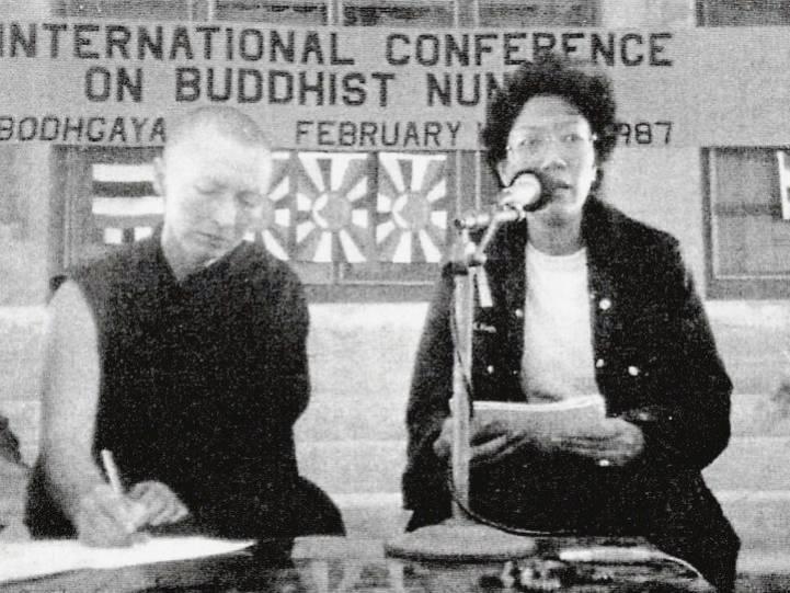 1987年的慧空法師於第一屆Sakyadhita中的照片，旁為來自泰國的Chatsumarn Kabilsingh （現為著名的比丘尼Bhikkhuni Dhammananda）