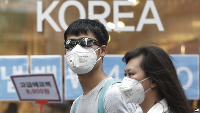 南韓民眾為預防中東呼吸綜合症而戴口罩上街（圖：美國之音）