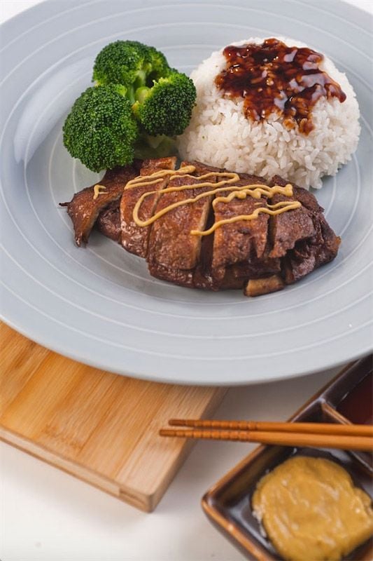 素煙鴨(又名素乳豬)以半煎炸的方式烹調,外脆內軟,味道濃郁,為肉食者轉型之選。