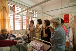 大覺福行中心的「愛心大使」到來探訪，離開前祝福婆婆身體健康、如意吉祥。