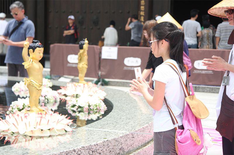 小朋友也和家人到慈山寺浴佛。
