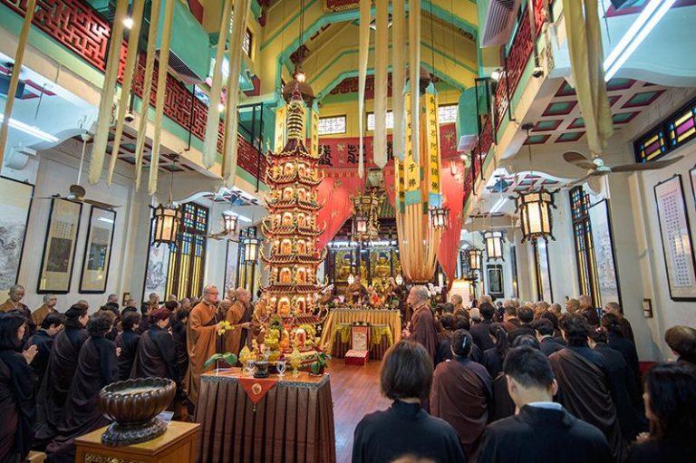 供僧儀式之前，先在東蓮覺苑大雄寶殿進行供佛等儀規。