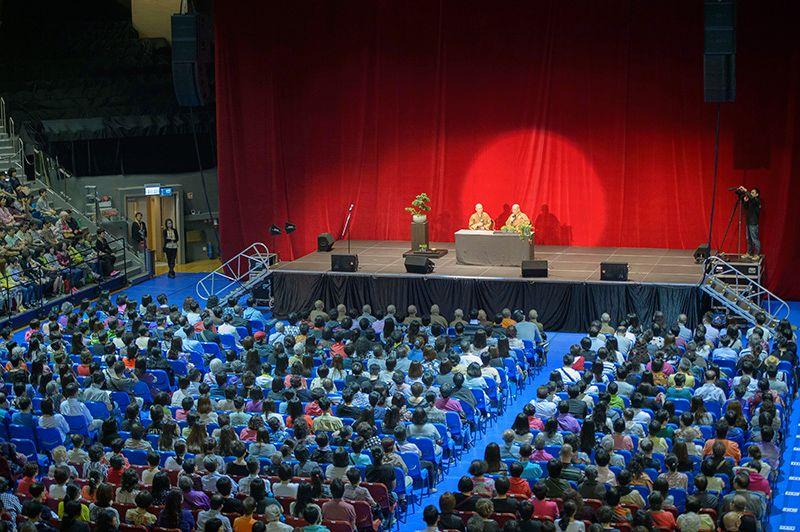 2015年5月6日，大覺福行中心假麥花臣場館舉辦「家家有本想唸的經」分享會，座無虛席。
