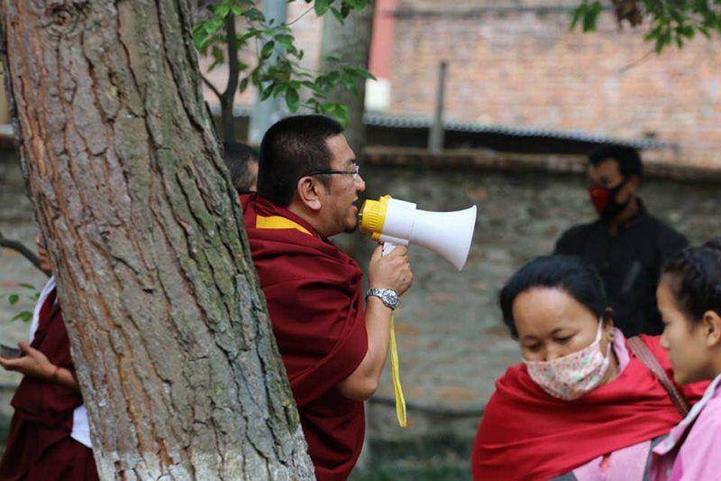 地震發生時，祥寧仁波切（Changling Rinpoche）在外呼籲民眾小心。
