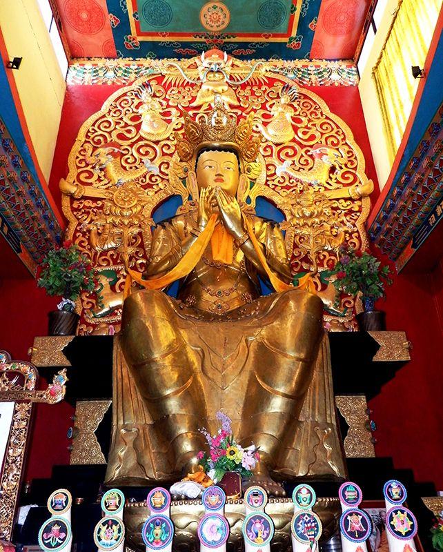 藏傳佛教彌勒佛法相：頭戴五佛冠，雙手結說法印持蓮，左右二蓮分別托著淨瓶及法輪；雙足作「賢士坐姿」，表示即將動身下凡度眾。（筆者攝於尼泊爾邊倩寺Benchen Monastery）