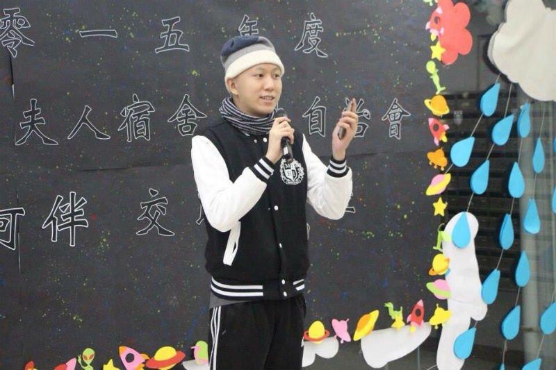 柯俊培同學復課後,擔任大學宿生會會長,向宿生演講。