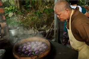 師父做的菜有口皆碑，她認為秘訣來自禪宗的教法——對每樣事物都用心。
