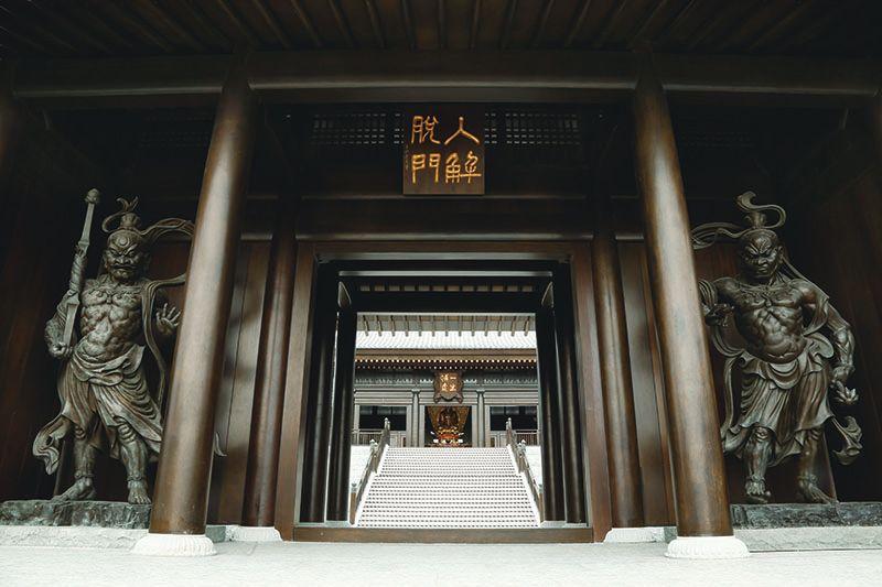 「入解脫門」兩側奉置金剛力士,示意參訪者放下罣礙。