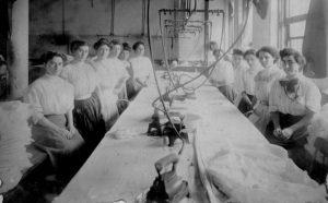 於紐約三角內衣廠內工作的女工們大合照