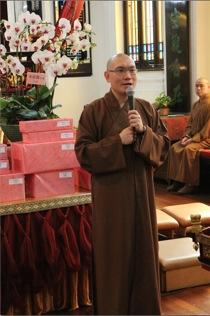 首次在東蓮覺苑辦歲晚圍爐活動，精彩節目包括普佛、自助午齋、頒奬及抽奬活動等，苑長僧徹法師更特地為午齋做了一道炆冬菇。