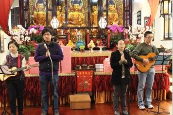 青年菩精合唱團為圍爐活動的表演嘉賓，合十演唱一曲民謠版《心經》。