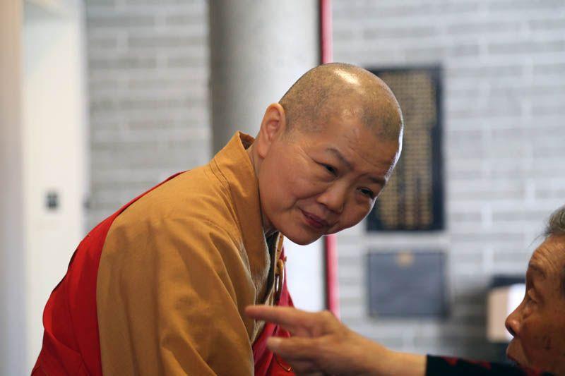 傳慧法師認為,水陸法會有很多充滿民間色彩的儀式,是當時的大德為了接引眾生而採取的善巧方法,如需火化一些紙紮的鎮壇將軍和馬匹等等,這些都是民間認為能通告天庭的方法。
