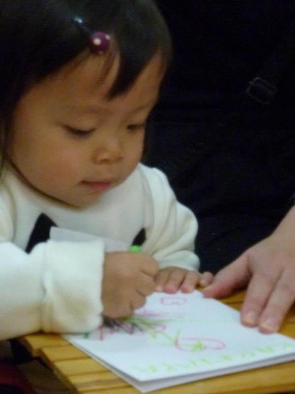年僅一歲半的Tara正繪畫心意卡給大寶法王