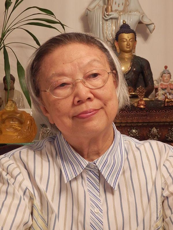 （江妙吉祥居士曾為不少來港法師作粵語翻譯，圖片攝於香港東蓮覺苑。）