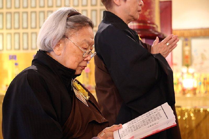 江妙吉祥居士身居加國仍心繫佛法,圖為其參加加拿大東蓮覺苑五年一度水陸法會的身影,她亦於周日在東蓮覺苑作佛法講座的分享。