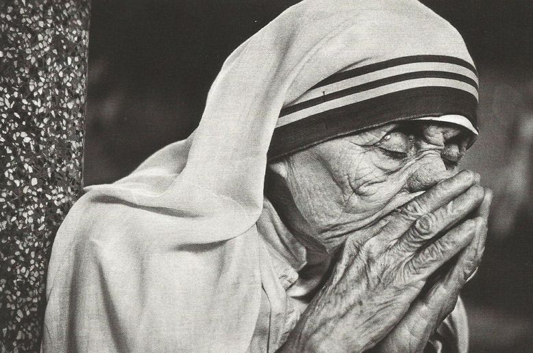 (圖五) “Mother Teresa in Her Prayer”