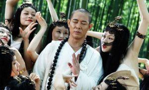李連杰於電影《白蛇傳說》飾演法海，在白色底衣上披白色「上衣」（圖：美悅時尚網）