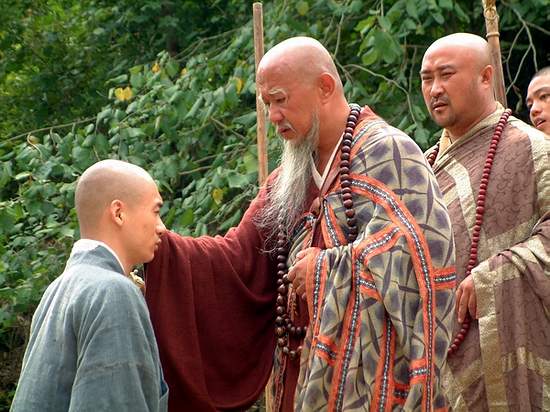 內地版《天龍八部》方丈與虛竹父子相認的劇照(圖:新浪娛樂)