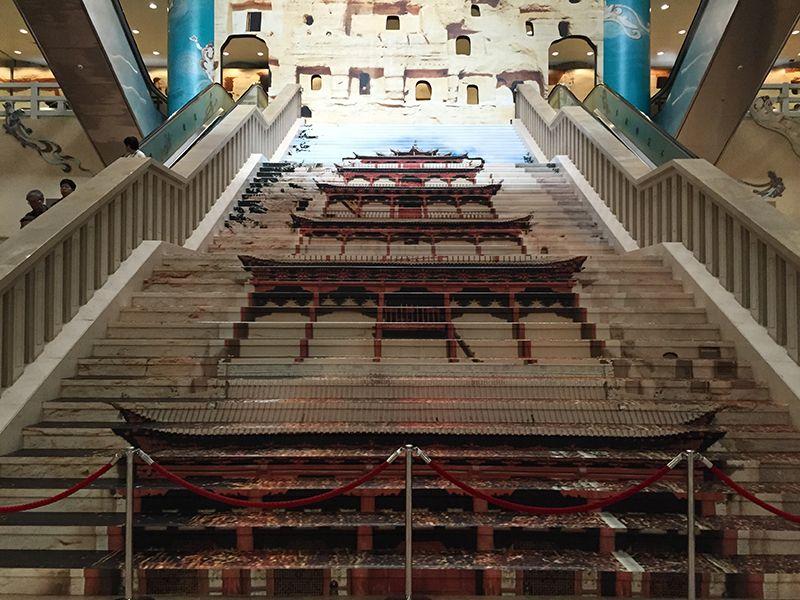 1. 「敦煌 ― 說不完的故事」展覽大堂。(作者攝。2014冬)