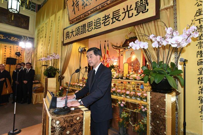 香港特別行政區行政長官梁振英致詞時頌揚長老對香港的貢獻，其競選政綱的主題也是以長老一句「行之正道」的話為主旨。