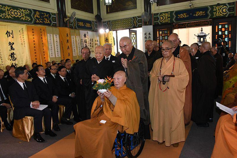 香港佛教聯合會首席副會長永惺長老在追思讚頌大典為覺光長老獻花。