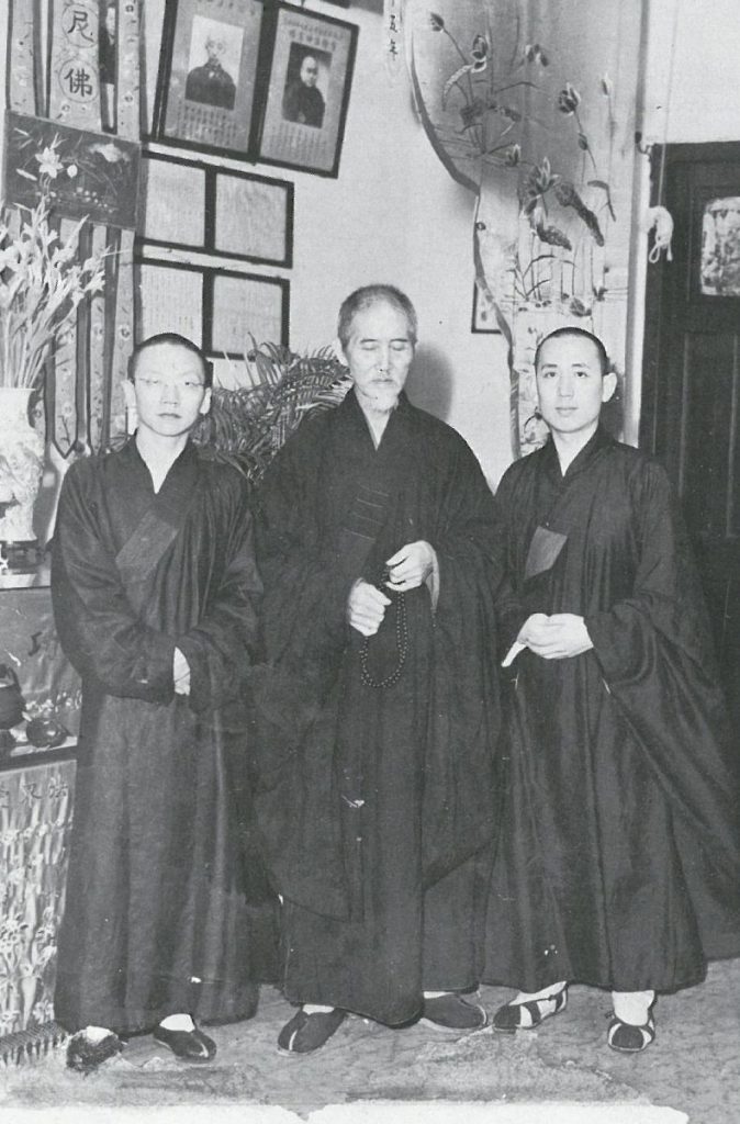 1948年正覺蓮社恭請虛雲老和尚（中）開示。照片右邊為覺光法師，左邊為優曇法師（圖片來源：《覺光法師文集》）