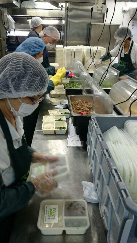 惜食堂每天回收飲食集團的剩食，由職員和義工製作成4600個餐盒，轉贈給基層人士。