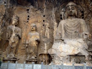 (圖片出處：http://en.wikipedia.org/wiki/Chinese_Buddhism#mediaviewer/File:Longmen-lu-she-na-1.jpg )
