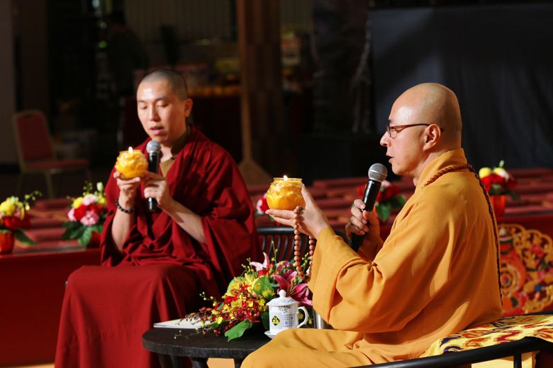 分享會尾聲，海濤法師(右)與主持人雪樂喇嘛(左)帶領供燈祈願