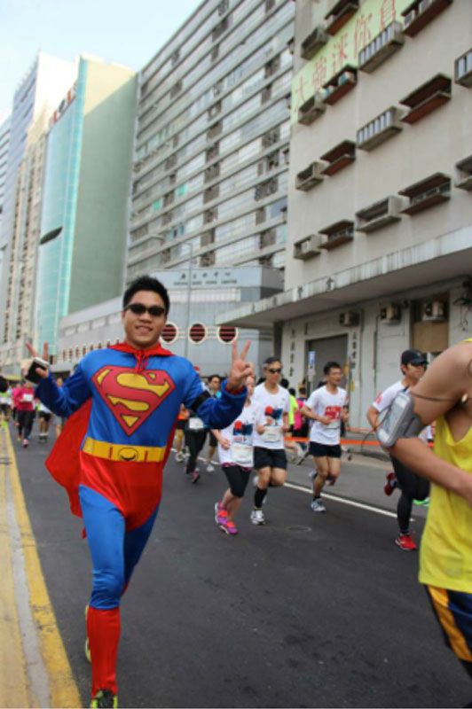 2013年全城街馬以別開生面的形式在東九龍舉行香港街馬賽事，傳遞重視享受過程的快樂馬拉松哲學，並希望藉街馬讓巿民認識更多香港社區。
