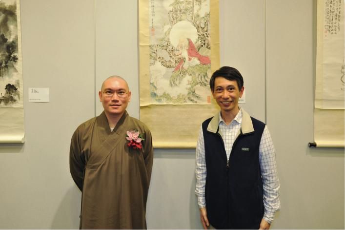 東蓮覺苑苑長釋僧徹法師（圖左）和佛門網編務總裁林國才（圖右）先生同為佛教能仁書院校友。僧徹法師佩服紹根長老開辦書院的願心，書畫展當中他感覺身後的無量壽佛像最攝心，其寓意象徵學習讓人心光明。