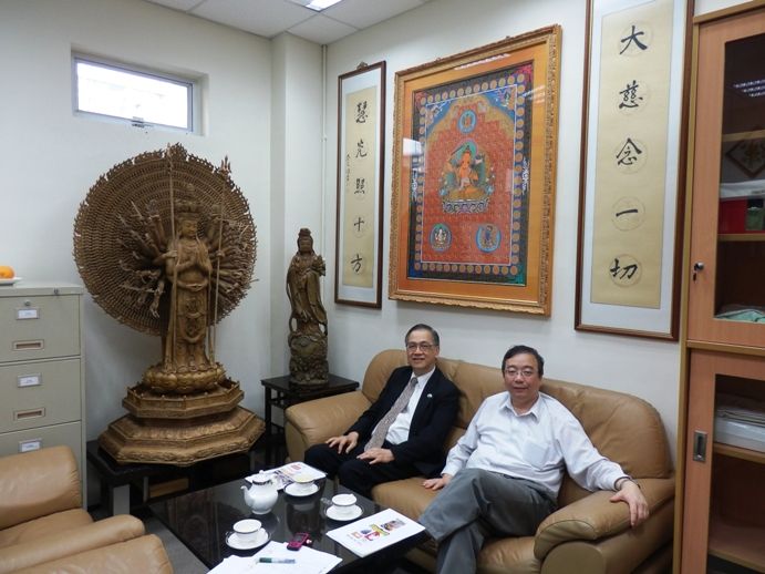 能仁專上學院校長黃景波教授(右)、副校長單周堯教授(左)接受佛門網訪問