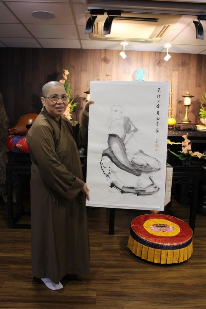 衍陽法師這次多用意筆畫彌勒佛，彌勒佛看起來很開心又飄逸。