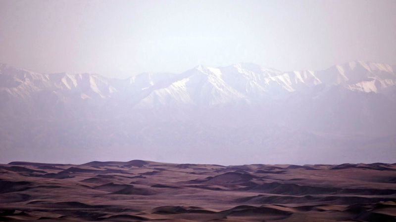 圖8: 遠山峰上雪，冰封著我們的佛性，不知何生何世才能溶解。（鄧可欣 攝）
