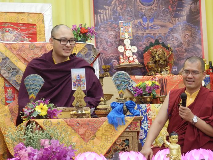 卡盧仁波切 (左) 以風趣的語言道出學佛要點，譯者Lama Choda (右) 也禁不著笑