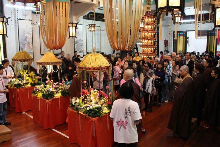 每年佛誕，東蓮覺苑舉行浴佛法會，吸引千多位來自世界各地的信眾參加。人潮擠滿大雄寶殿，寺方採取流水式的人潮管理。