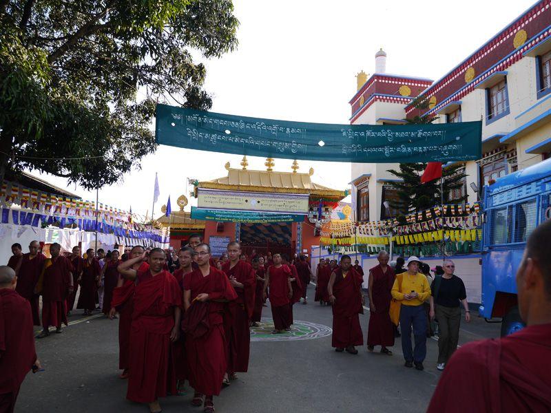 滿街祝賀的橫額和雲集的僧侶